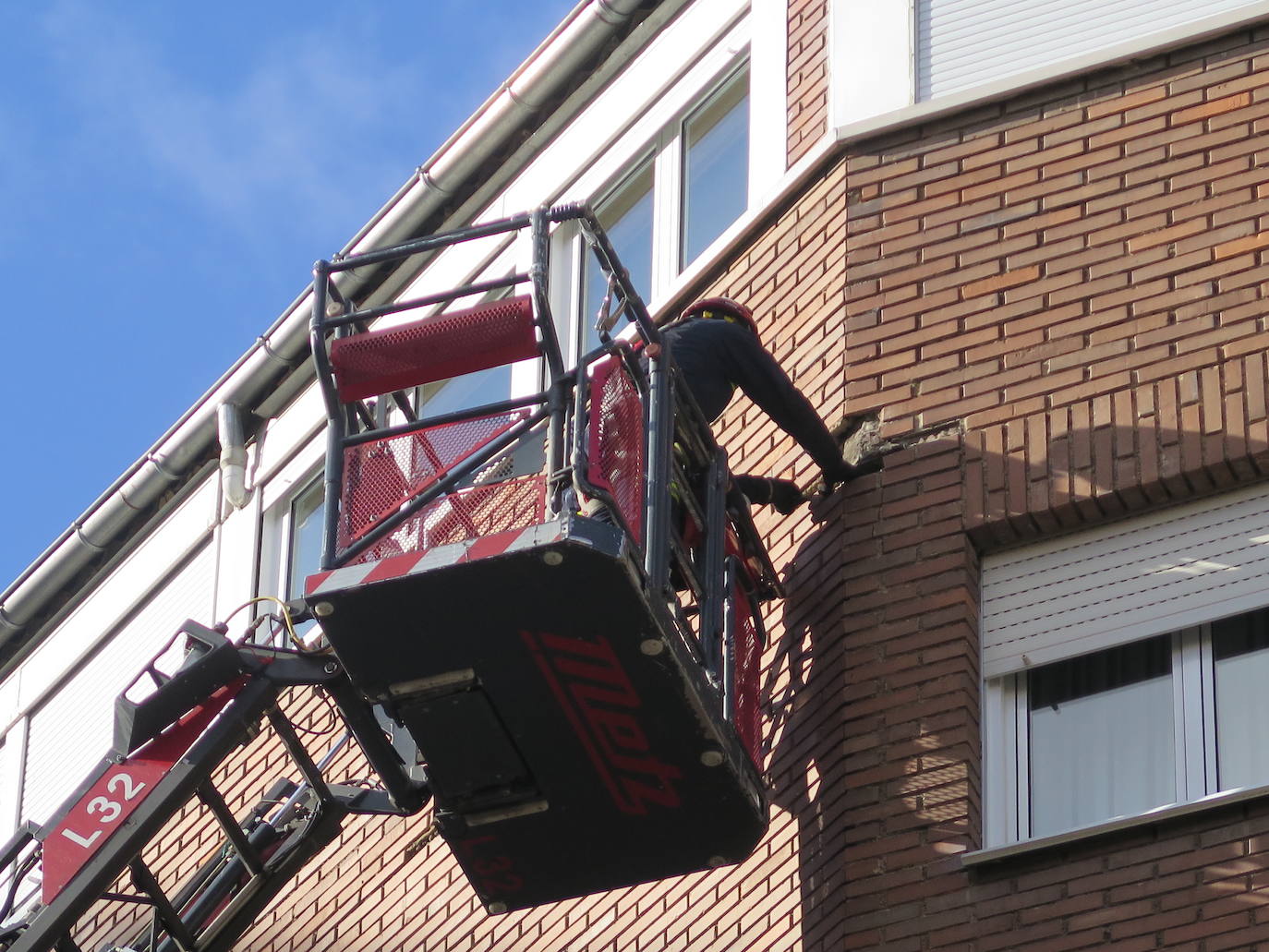 Fotos: Los Bomberos de León intervienen en el desprendimiento de una fachada en Villa Benavente