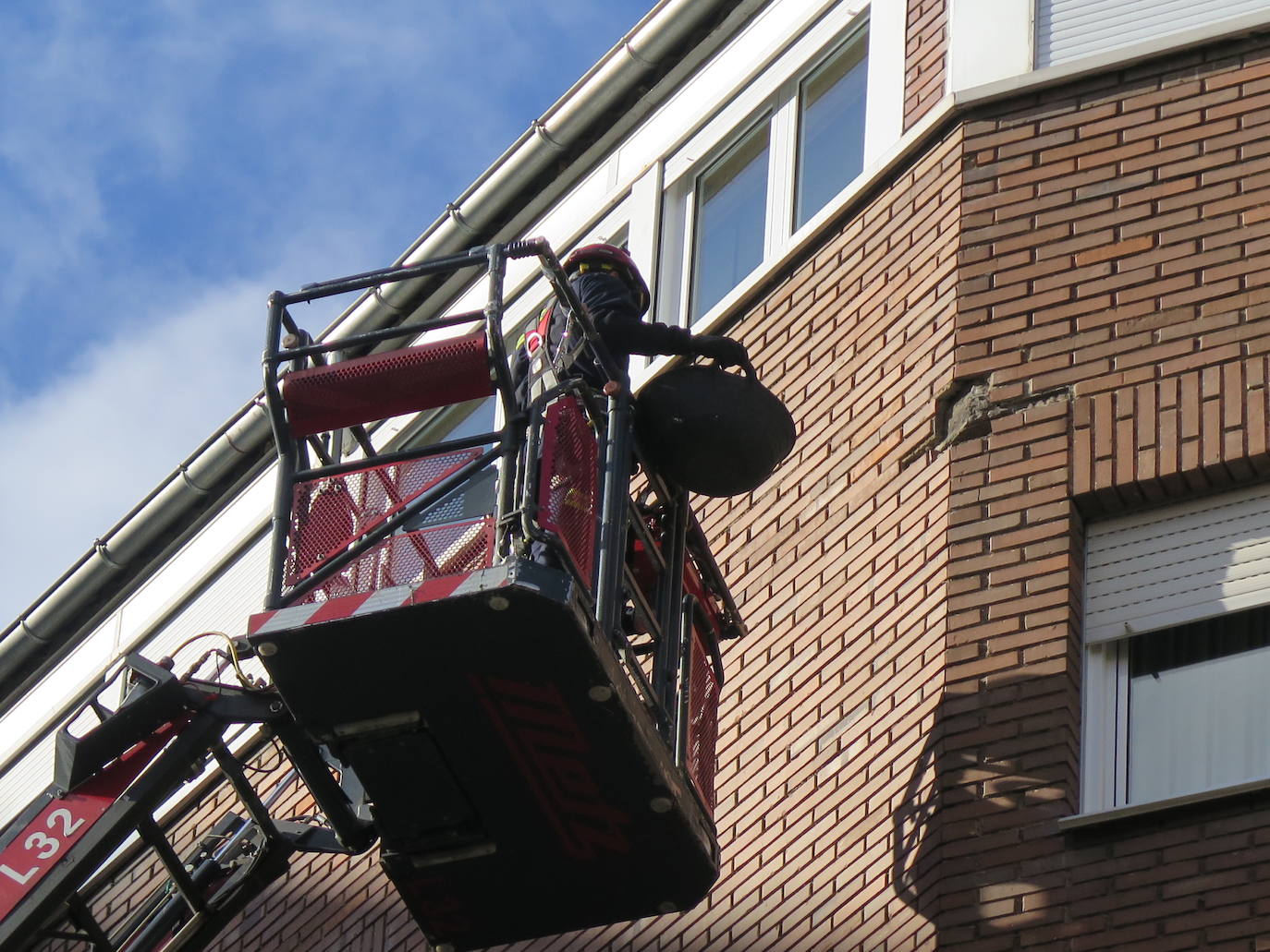Fotos: Los Bomberos de León intervienen en el desprendimiento de una fachada en Villa Benavente