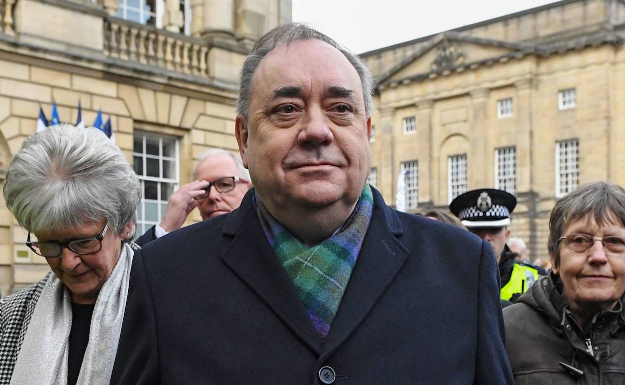 El exministro principal de Escocia, Alex Salmond, sale del Tribunal Superior de Edimburgo.