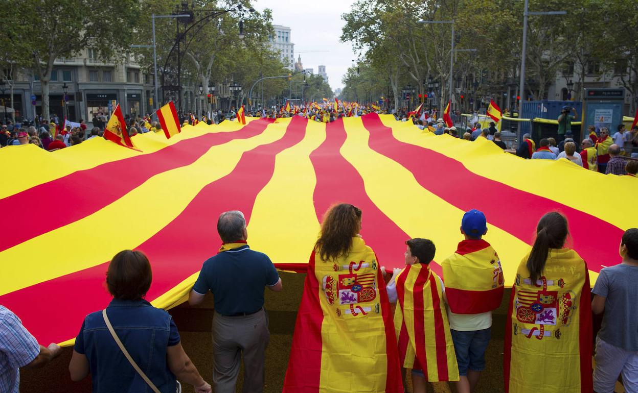 Participantes con banderas españolas y catalanas en la manifestación en Barcelona 'Cataluña sí, España también'.