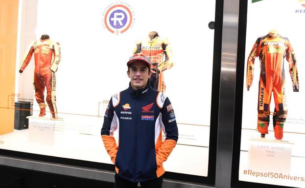 Marc Márquez, durante la presentación en Madrid de la exposición de monos de competición de Repsol en El Corte Inglés. 