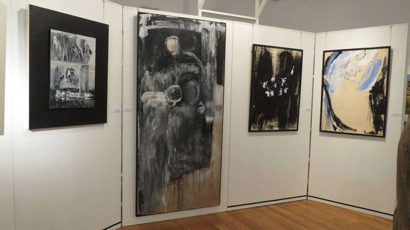 La iglesia acoge una muestra colectiva de diez artistas sobre pintura sacra