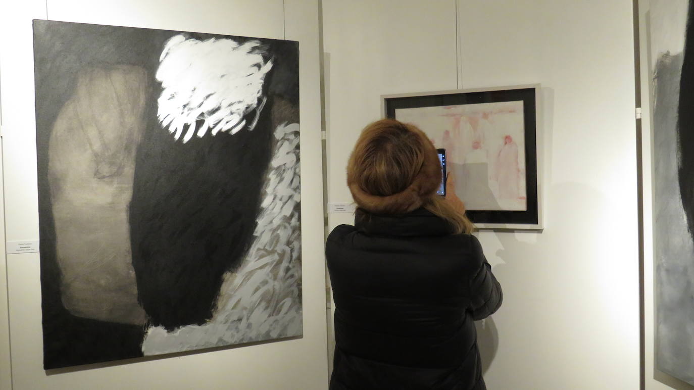 La iglesia acoge una muestra colectiva de diez artistas sobre pintura sacra