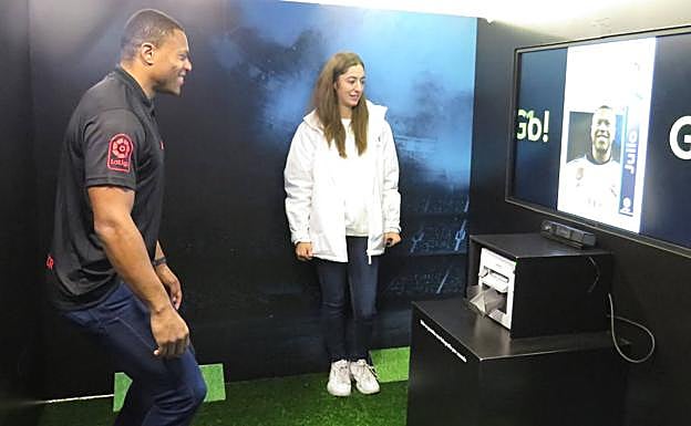 Galería. Julio Baptista participa en uno de los juegos.