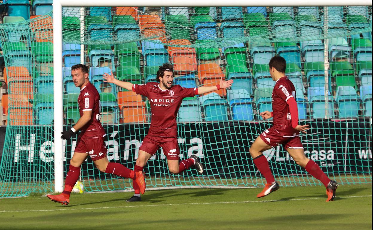 Los jugadores del Júpiter celebran un gol.