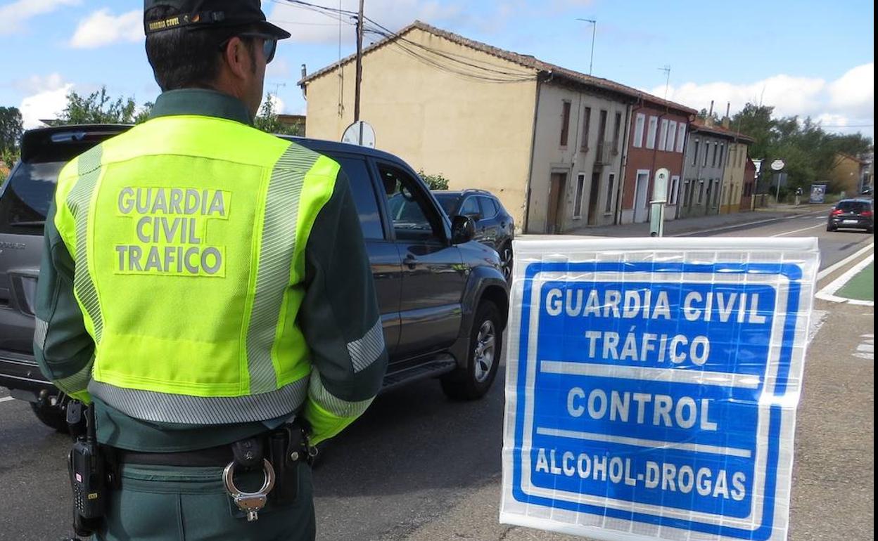 Imagen de archivo de un control de la Guardia Civil. 