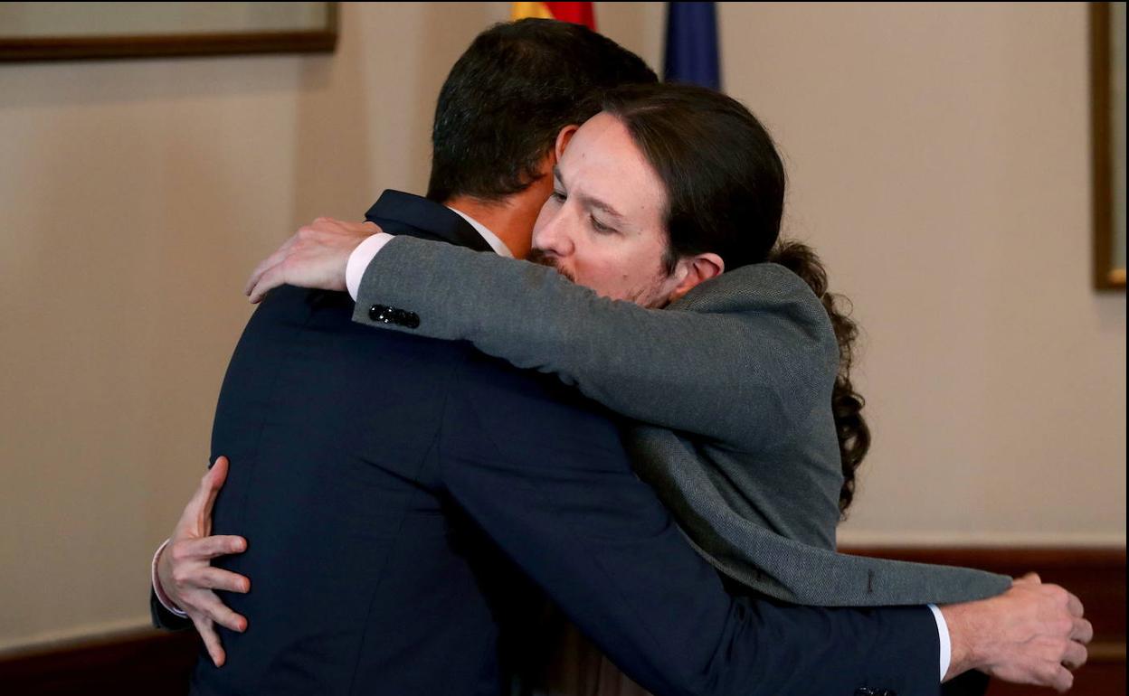 Abrazo entre los secretarios generales del PSOE y Podemos, Pedro Sánchez y Pablo Iglesias.