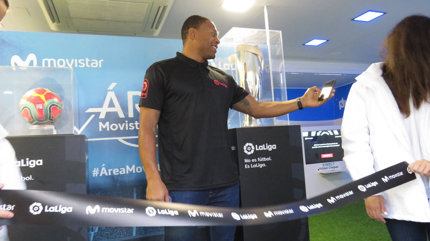 El exfutbolista Julio Baptista ha sido el encargado de inaugurar el Espacio Movistar para acercar el fútbol profesional a los leoneses