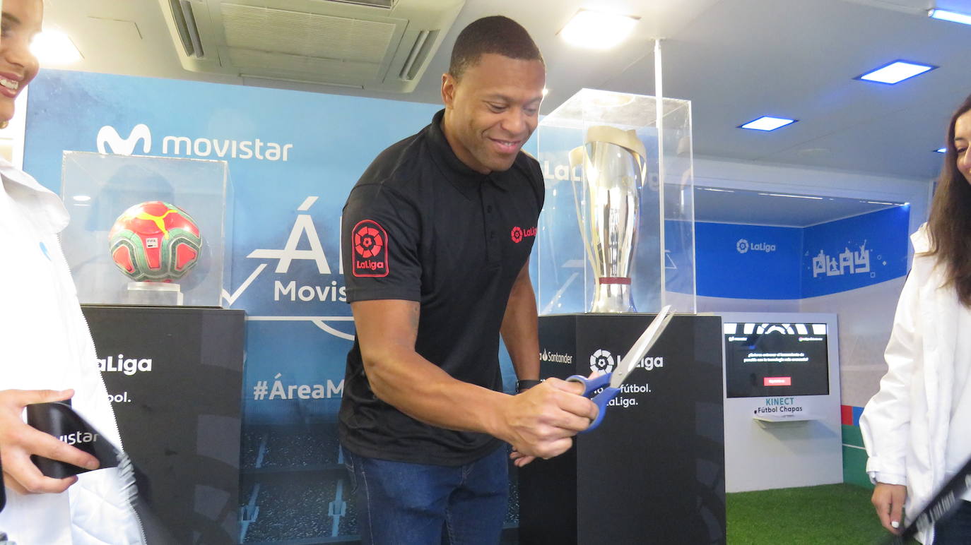 El exfutbolista Julio Baptista ha sido el encargado de inaugurar el Espacio Movistar para acercar el fútbol profesional a los leoneses
