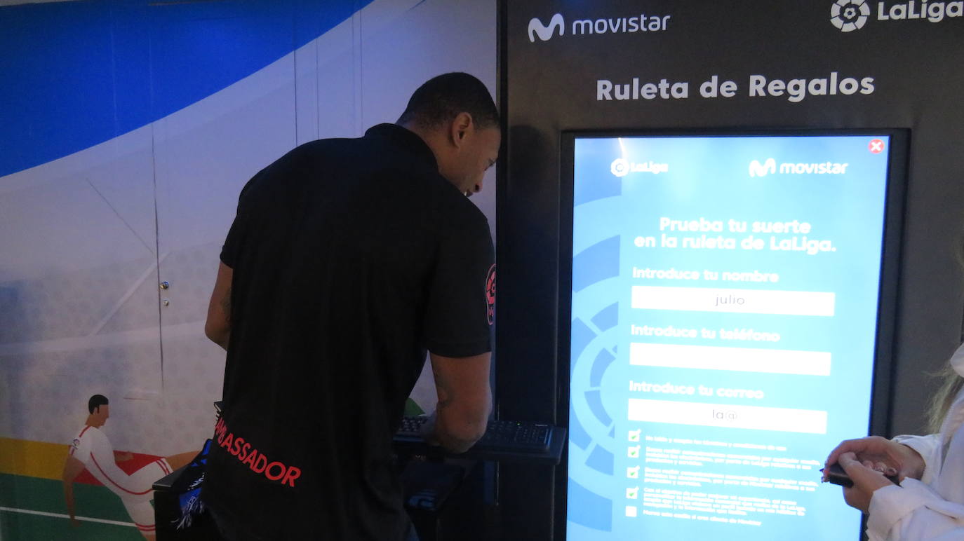 El exfutbolista Julio Baptista ha sido el encargado de inaugurar el Espacio Movistar para acercar el fútbol profesional a los leoneses