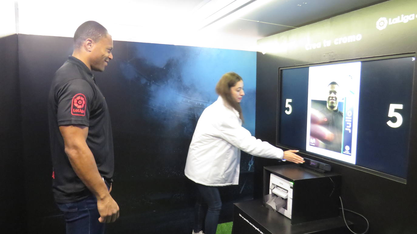 El exfutbolista Julio Baptista ha sido el encargado de inaugurar el Espacio Movistar para acercar el fútbol profesional a los leoneses