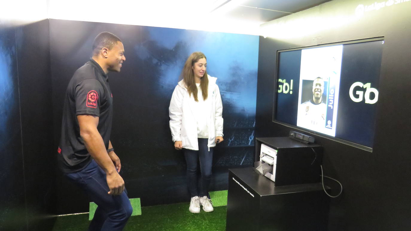 El exfutbolista Julio Baptista ha sido el encargado de inaugurar el Espacio Movistar para acercar el fútbol profesional a los leoneses