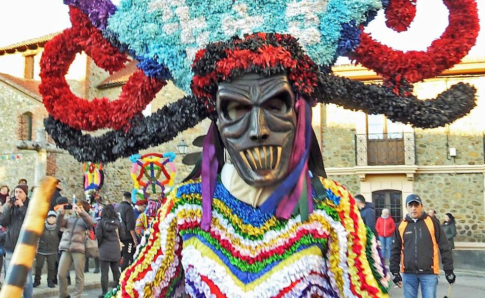 La llamativa máscara del Boteiro llegado desde Viana do Bolo en Ourense.