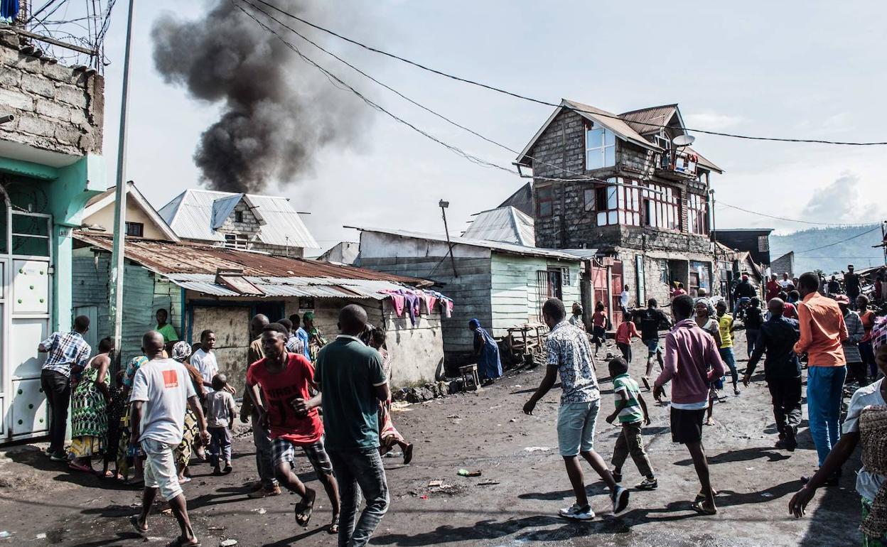 Los residentes reaccionan después de que un se haya estrellado en una zona densamente poblada de Goma (RD Congo).