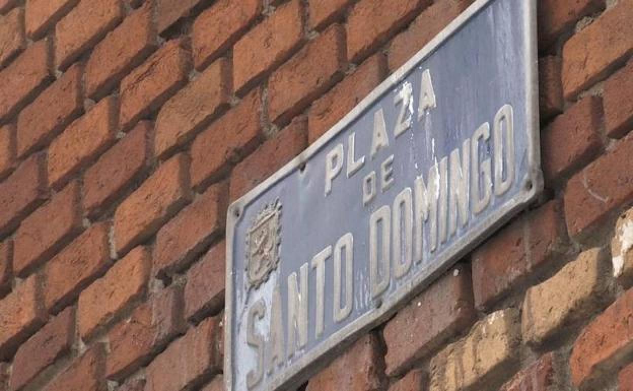 Placa deteriorada de la Plaza de Santo Domingo.