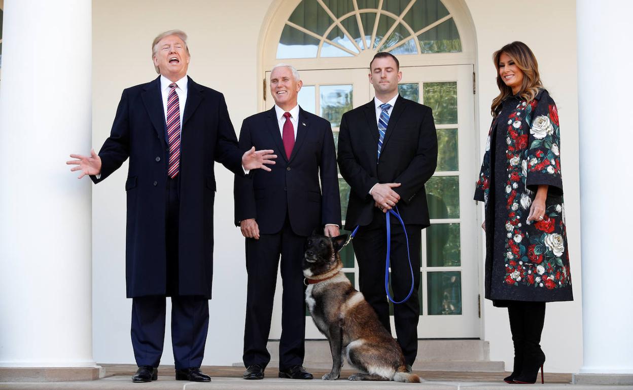 El presidente de los EE UU, Donald Trump, y el vicepresidente, Mikel Pence, con 'Conan' la perra especialista del Ejército, y la primera dama Melania Trump.