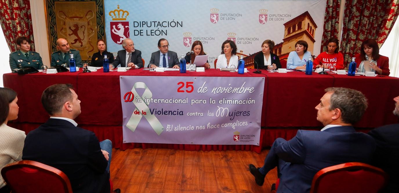 El ex presidente del Gobierno, José Luis Rodríguez Zapatero, asiste al acto institucional del Día Internacional de la Violencia contra la Mujer.