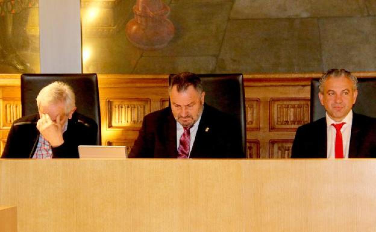 Matías Llorente, Eduardo Morán y Nicanor Sen, en el último pleno. 