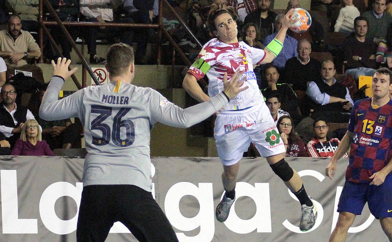 Mario López. en una acción del partido.