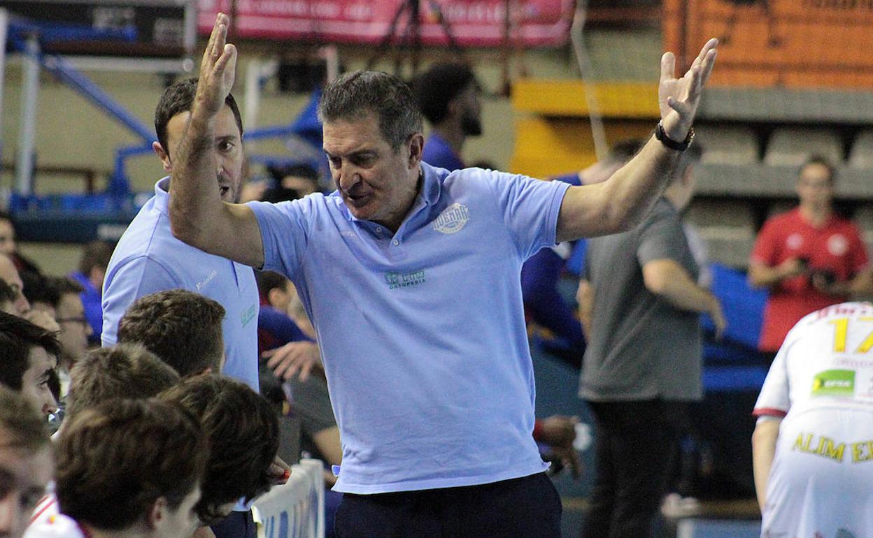 Manolo Cadenas, durante el partido ante el FC Barcelona.