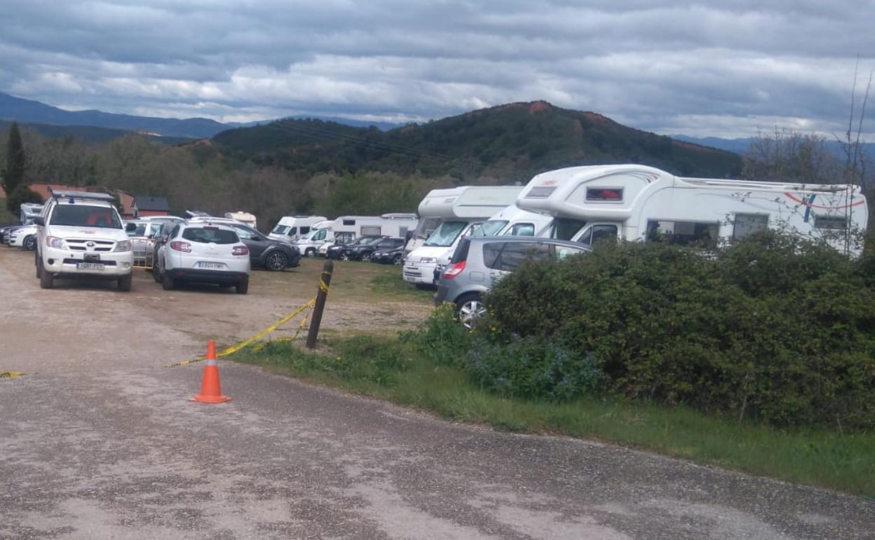 Vehículos aparcados en uno de los estacionamientos habilitados en Las Médulas.