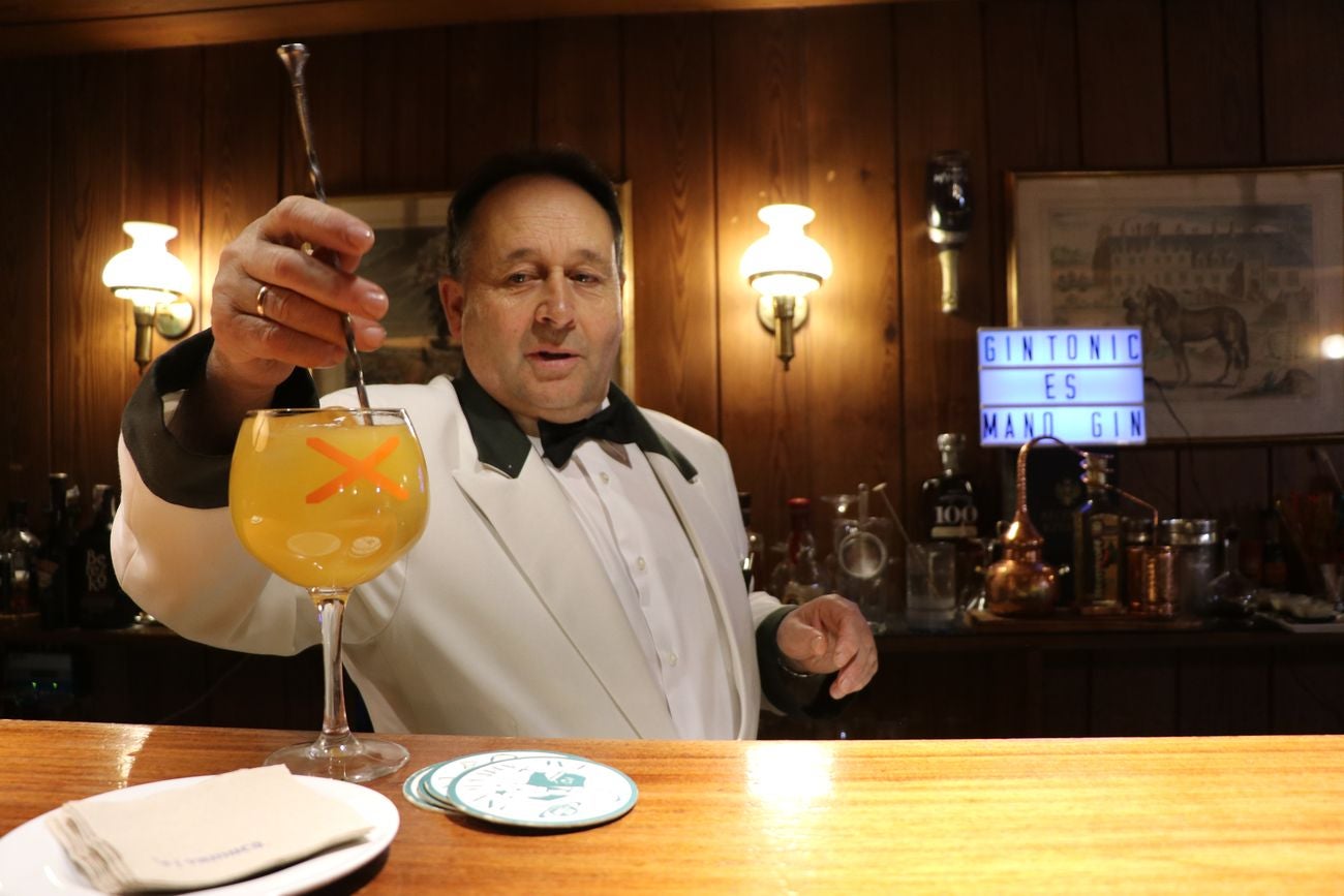 La irrepetible vida de 'Manolín'. Más de cuatro décadas de servicio en el hotel Conde Luna, dos de ellas dedicadas en cuerpo y alma al Bar Americano