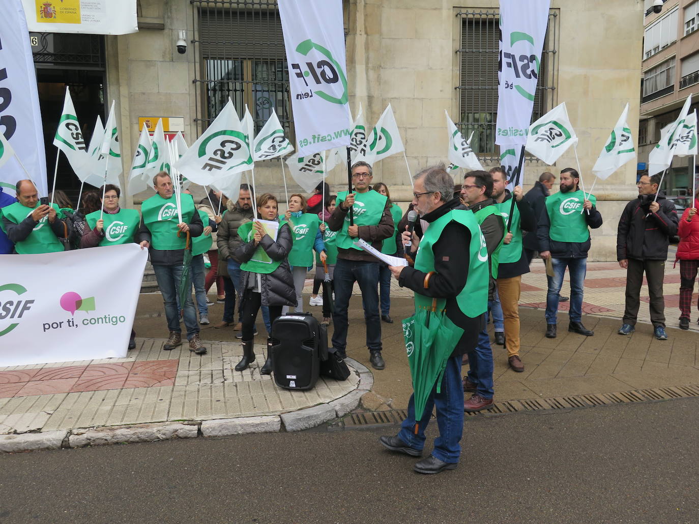 Fotos: Concentración del sindicato Csif ante las puertas de la Subdelegación del Gobierno