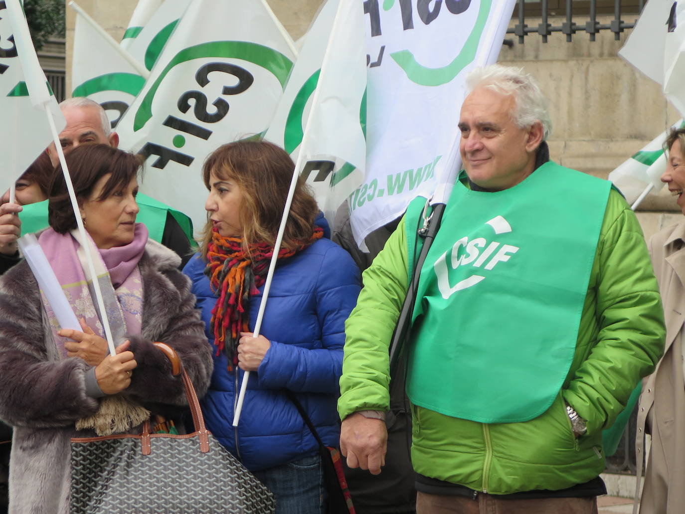 Fotos: Concentración del sindicato Csif ante las puertas de la Subdelegación del Gobierno