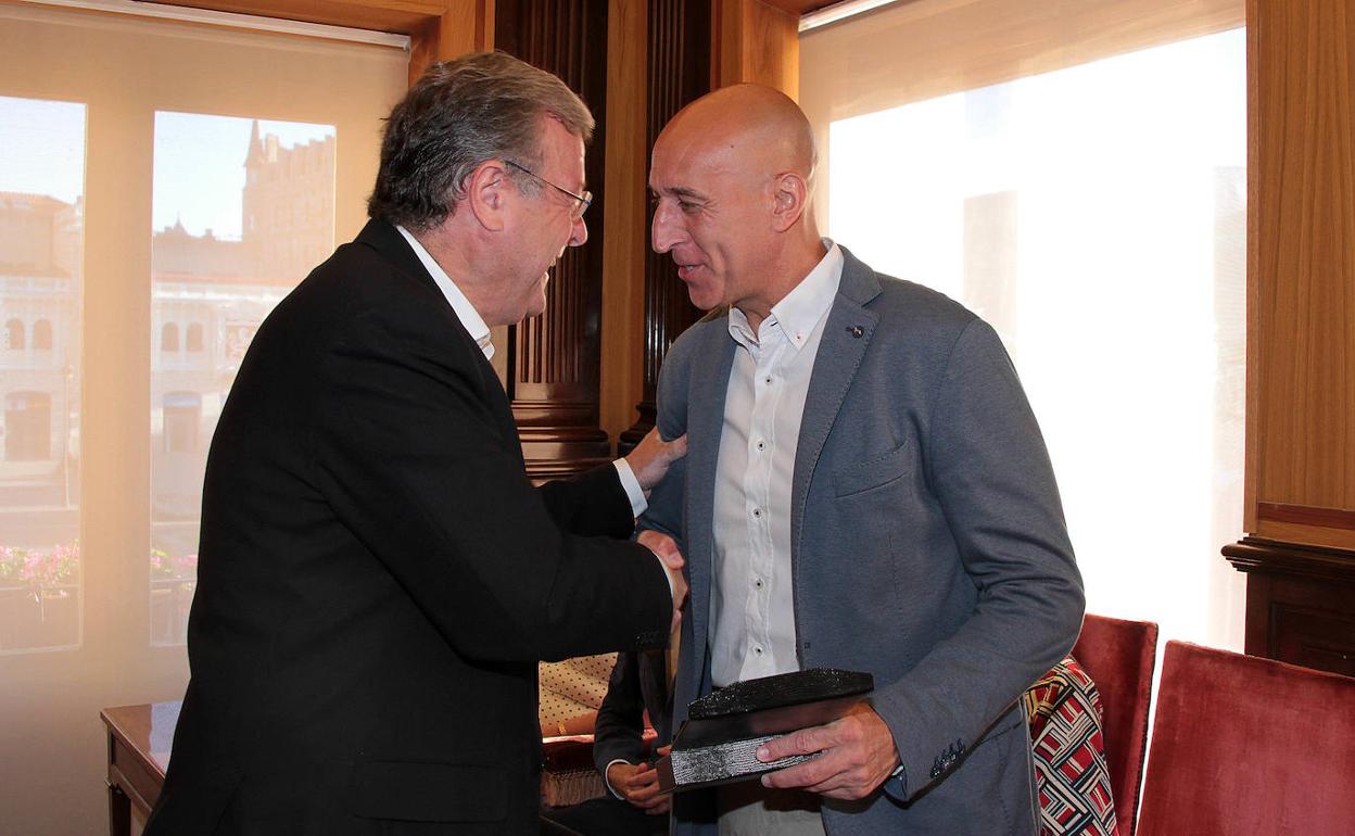 Antonio Silván, portavoz popular, saluda al actual alcalde, José Antonio Diez.