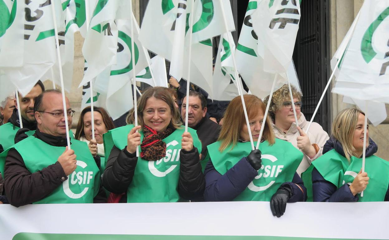 Manifestantes frente a la Subdelegación del Gobierno. 