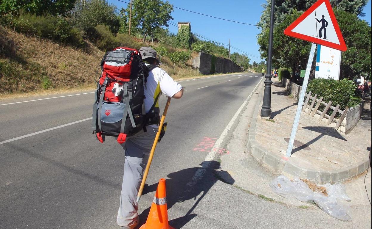 Un peregrino avanza en el Camino a la altura de la localidad de Pieros.