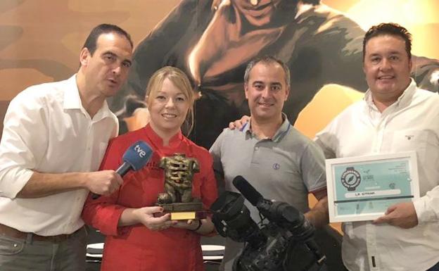 Cristina y Óscar, a la derecha, con los reporteros de España Directo tras recibir su premio.