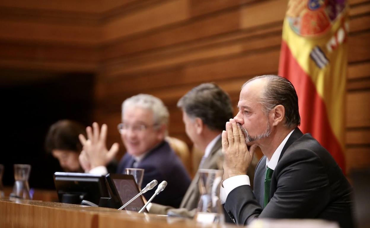 El presidente de las Cortes, Luis Fuentes, durante la celebración de un pleno