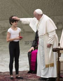 Imagen secundaria 2 - Los regalos y una imagen de la despedida del Papa Francisco al leonés. 