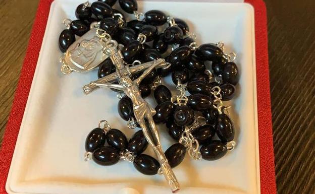 Imagen principal - Los regalos y una imagen de la despedida del Papa Francisco al leonés. 