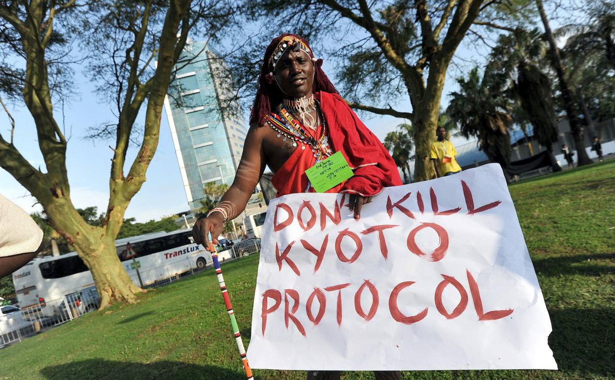 Un miembro de la tribu masai protesta en la cumbre de Durban de 2011.