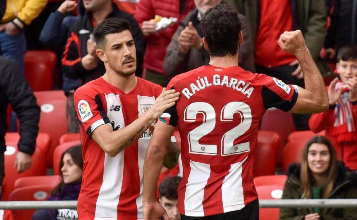 Raúl García celebra su gol, anotado de penalti.