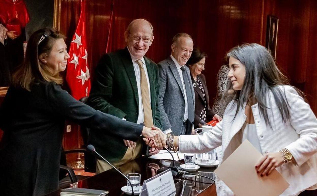 Entrega del premio a la esttudiante leonesa.