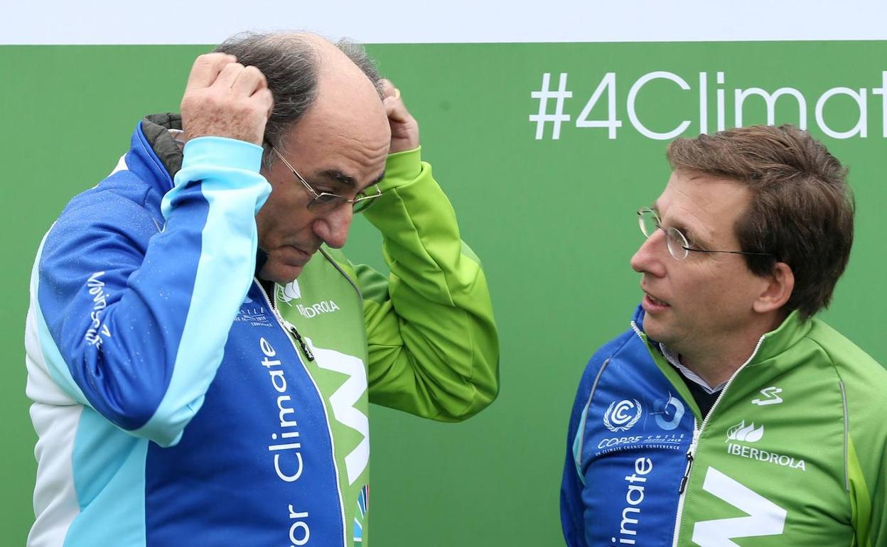 El presidente de Iberdrola, Ignacio Galán, ayer en la COP25 junto al alcalde de Madrid. 