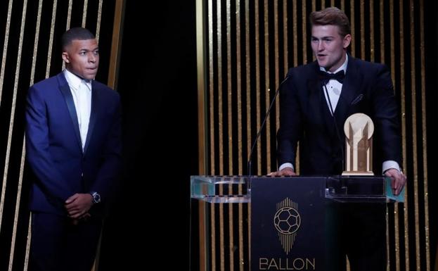 Matthijs de Ligt se dirige al auditorio en presencia de Kylian Mbappé. 