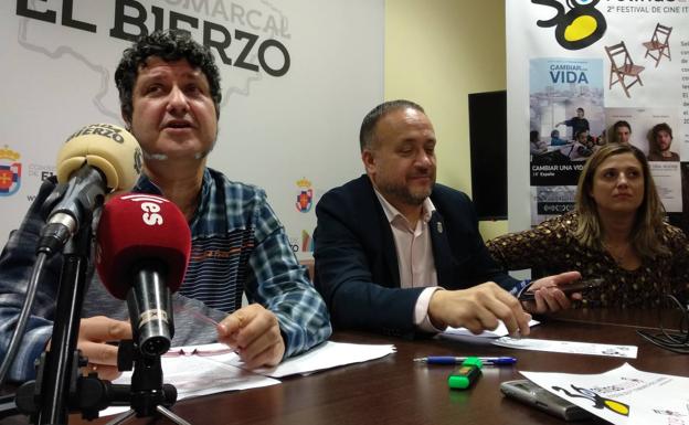 El presidente del Consejo Comarcal, Gerardo Álvarez Courel (C), junto al director del festival, Antonio Donís, y la concejal de Cultura de Toral de los Vados, Eva Martínez, en la presentación.