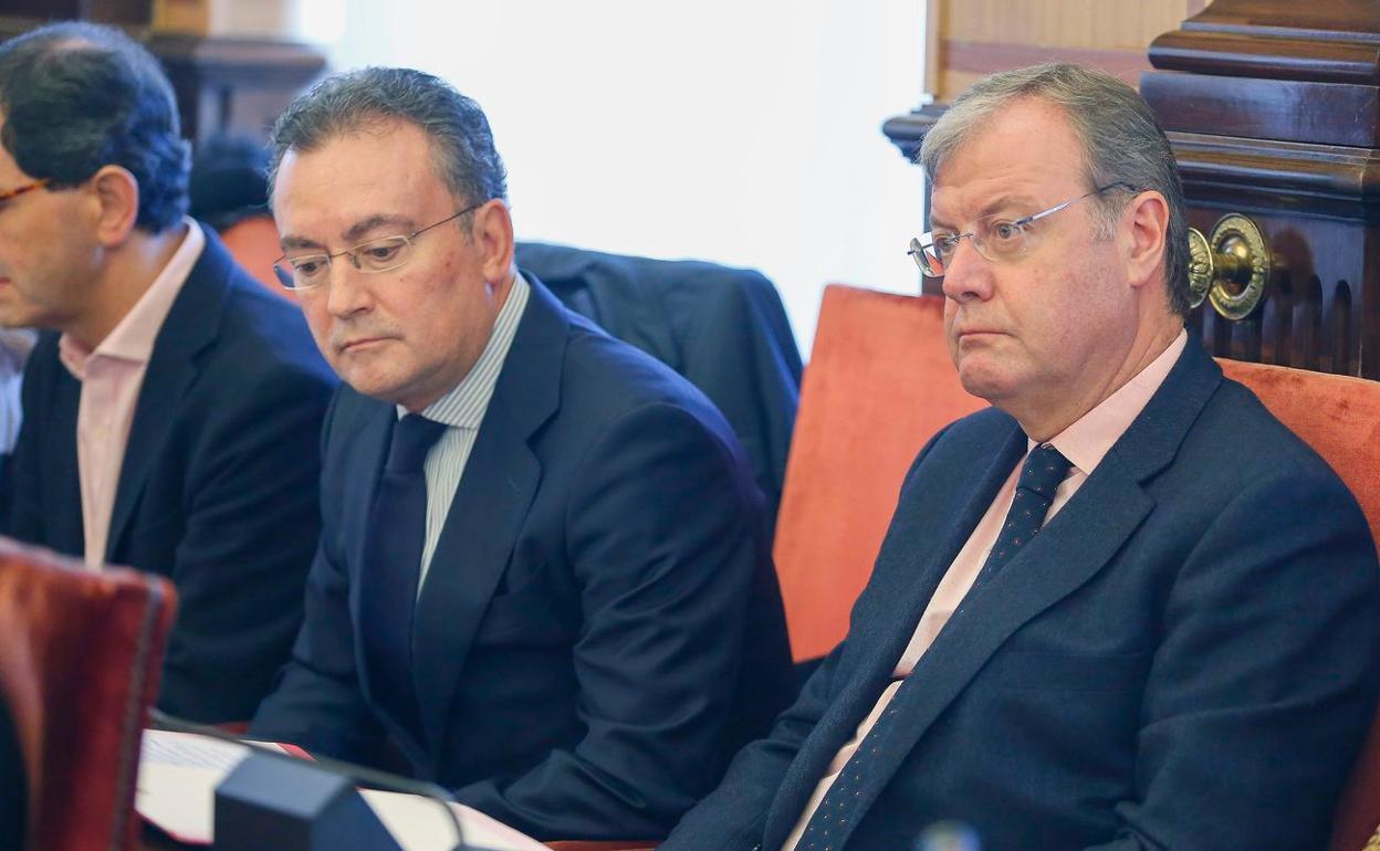 Antonio Silván, junto a Fernando Salguero, durante un pleno del Ayuntamiento de León.