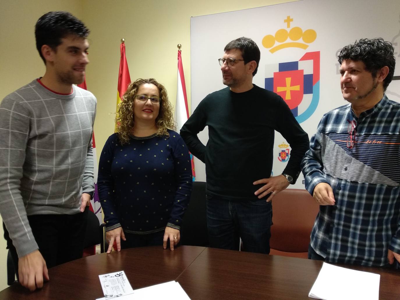 El director del festival junto a los alcaldes de Torre del Bierzo y de Cacabelos, y la teniente de alcalde de Camponaraya, Joana Franco.