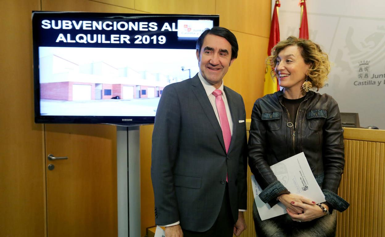 El consejero de Fomento y Medio Ambiene, Juan Carlos Suárez Quiñones, informa en rueda de prensa de la resolución de las ayudas al alquiler 2019. Junto a él, la directora general de Vivienda, Arquitectura y Urbanismo, María Pardo.