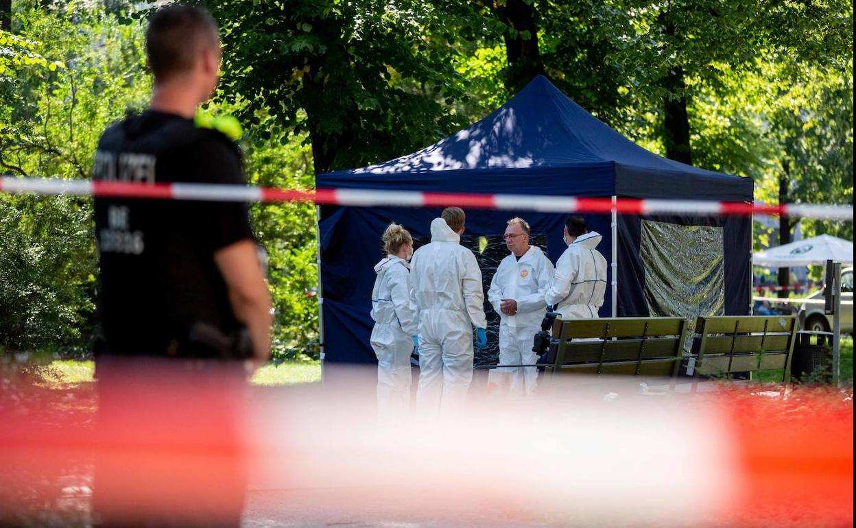 Expertos forenses recaban pruebas en el lugar del crimen, el pasado agosto en la zona de Tiergarten en Berlín.