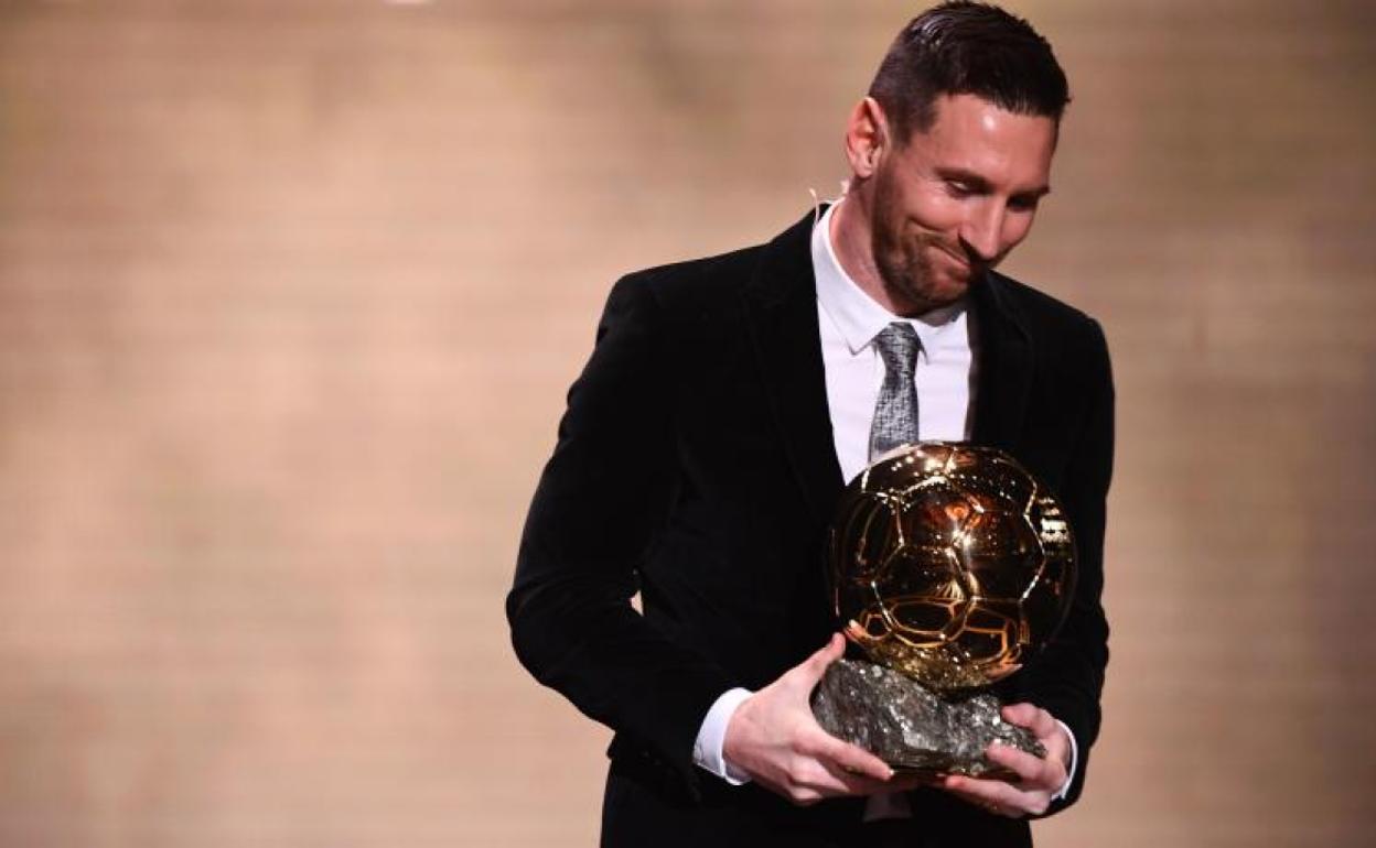 Leo Messi, tras recoger el Balón de Oro. 