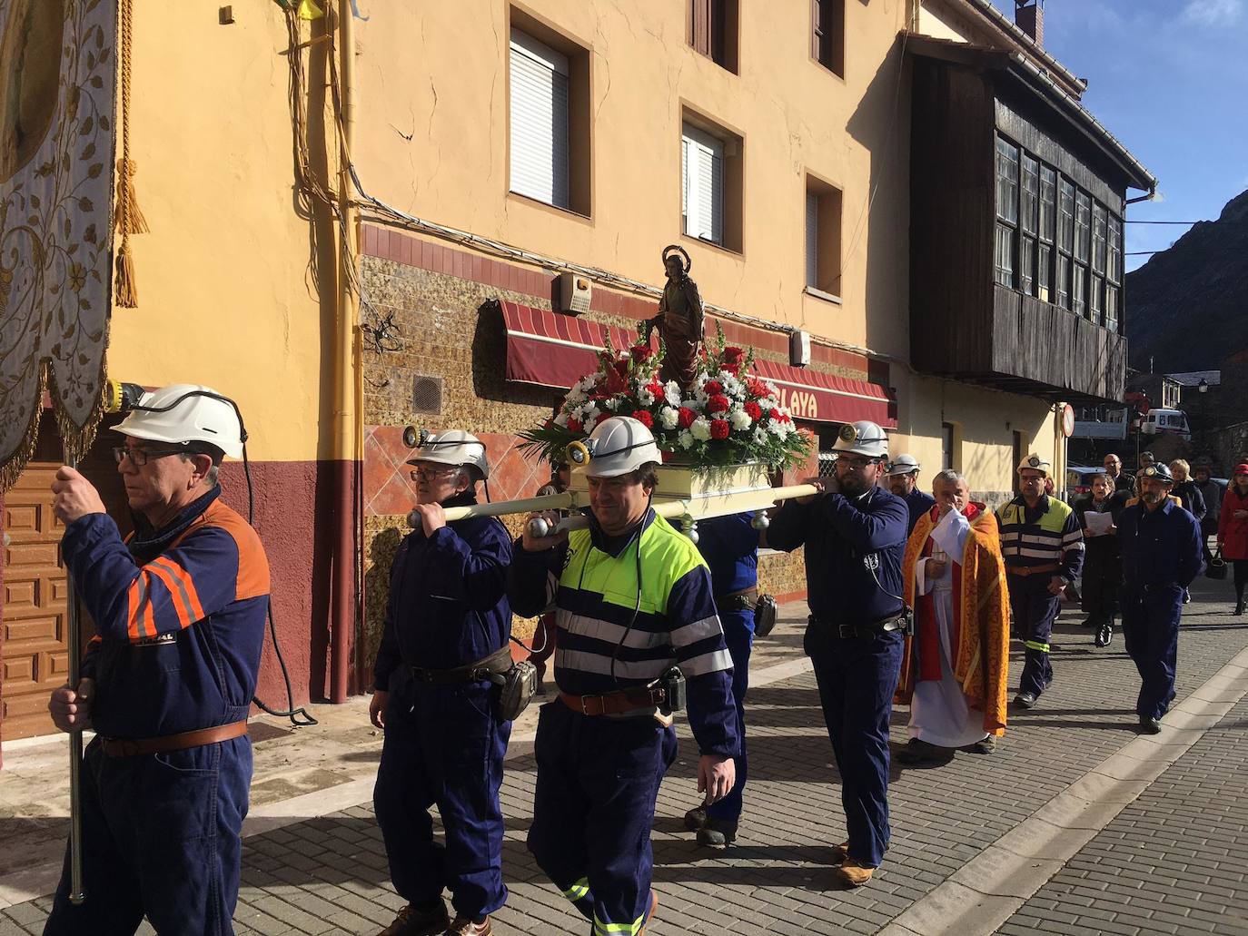 Fotos: Santa Lucía de Gordón celebra Santa Bárbara