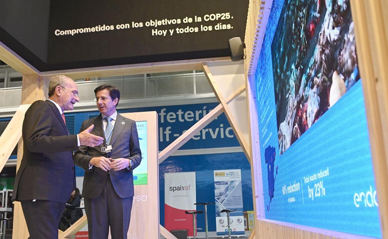 José Casas, director de relaciones institucioanles y regulación de Endesa (derecha), y el Alcalde de Málaga, Francisco de la Torre (izq.), en el stand de la compañía en la COP25.