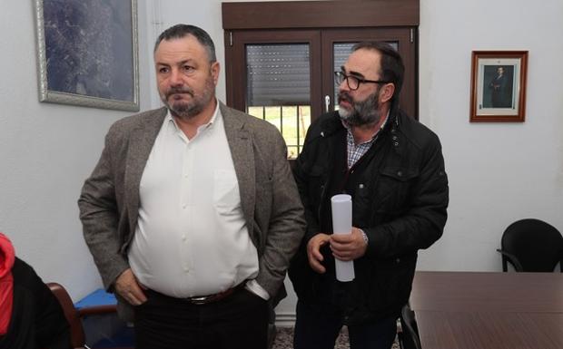 El presidente de la Diputación de León, Eduardo Morán (I), y el alcalde de Carucedo, Alfonso Fernández, durante la visita.