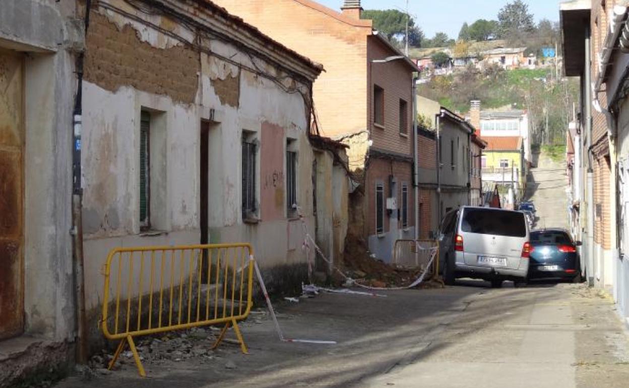 Cordón de seguridad colocado hace meses ante el derrumbe de un muro de la casa de la calle Loma.